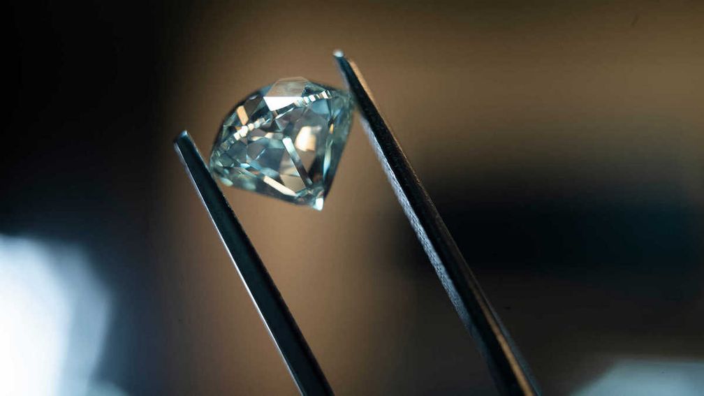 Последние продажи необработанных алмазов De Beers Group показали замедление спроса на рынке