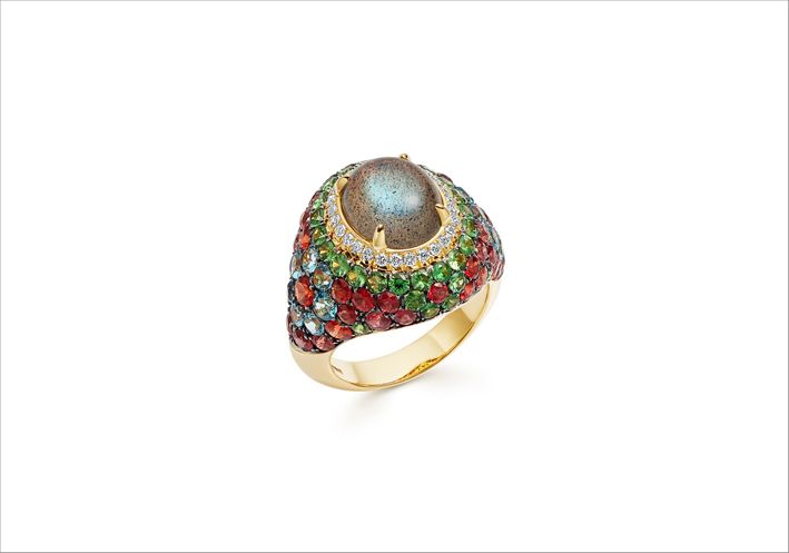 Кольцо с бриллиантами классической огранки, серым лабрадоритом, гранатами, цаворитами, голубыми топазами и оранжевыми сапфирами