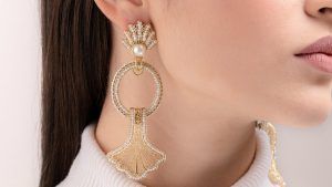Тренд лета 2023 года: длинные серьги-подвески Тренд лета 2023 года: длинные серьги-подвески