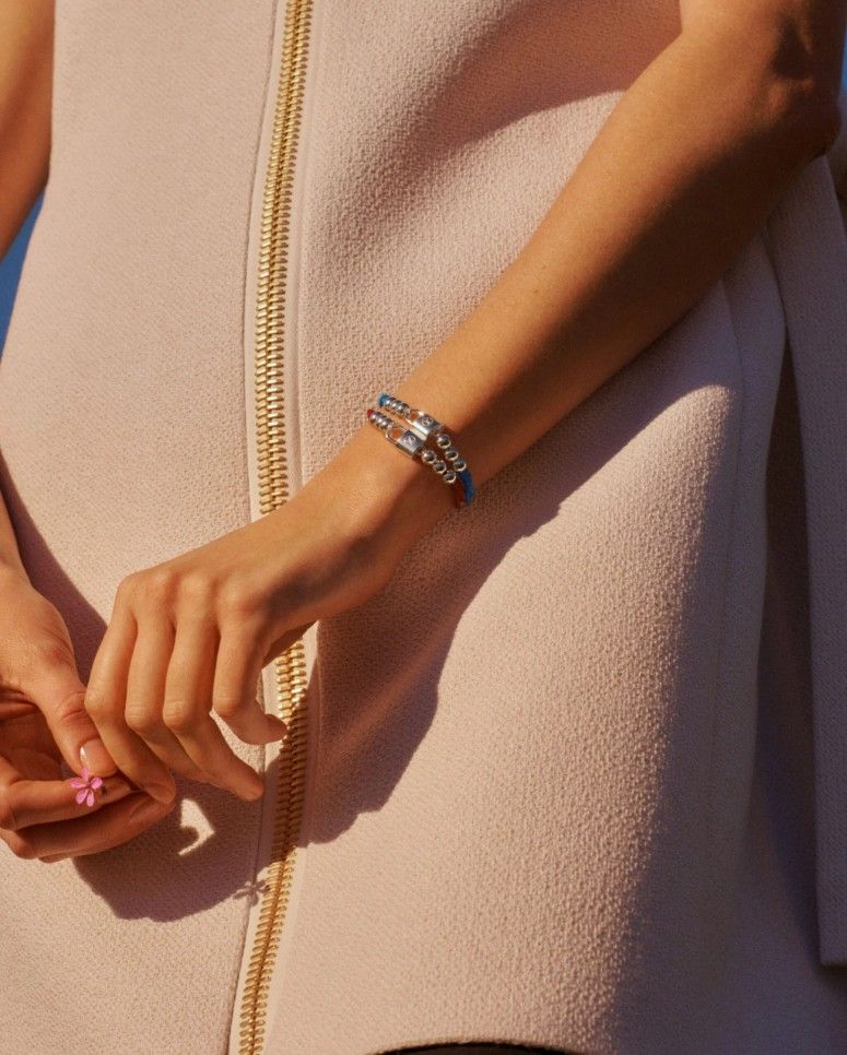 Простой, но элегантный браслет от Louis Vuitton представлен в трех вариантах цвета шнура