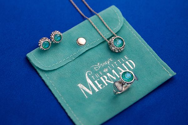 Эллисон Чимино создала эти серьги в стиле Русалочки, а также колье и кольцо с крупными австрийскими кристаллами в тонах морской пены, барвинка и аквамарина, окруженными кристаллами, которые изображают морскую пену Эллисон Чимино создала эти серьги в стиле Русалочки, а также колье и кольцо с крупными австрийскими кристаллами в тонах морской пены, барвинка и аквамарина, окруженными кристаллами, которые изображают морскую пену