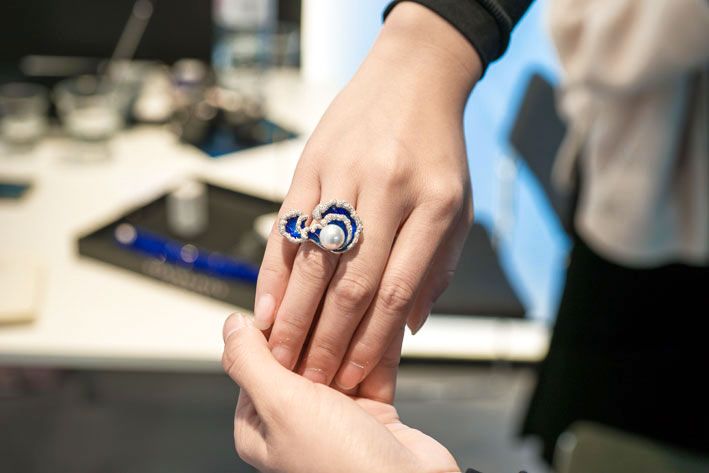 Золотое кольцо с бриллиантами, жемчугом и эмалью, вдохновленное океанскими волнами
