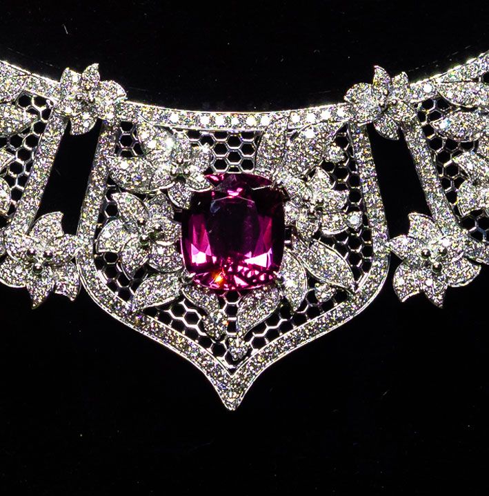 Деталь колье Secret d’Iris с бриллиантами и розовыми турмалинами