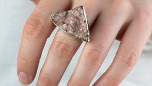 Кольца с апофиллитом: какие бывают, как выбрать и носить Кольца с апофиллитом: какие бывают, как выбрать и носить