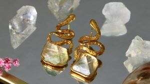 Серьги с апофиллитом: какие бывают, как выбрать и носить Серьги с апофиллитом: какие бывают, как выбрать и носить