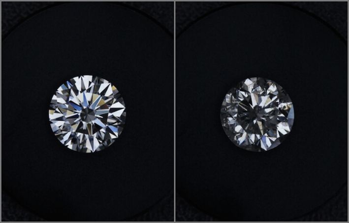 Слева — бриллиант с симметрией, классифицированной как «отличная». Справа — камень с плохой симметрией