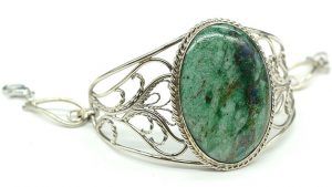 Браслеты с фукситом: какие бывают, как выбрать и носить