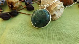 Подвески с фукситом: какие бывают, как выбрать и носить