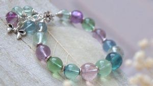 Браслеты с флюоритом: какие бывают, как выбрать и носить