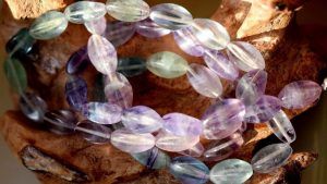 Ожерелья и бусы с флюоритом: как выбрать и носить