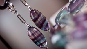 Серьги с флюоритом: какие бывают, как выбрать и носить