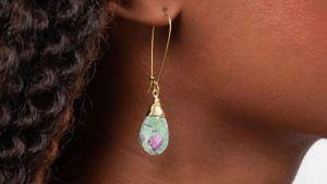 Серьги с фукситом: какие бывают, как выбрать и носить