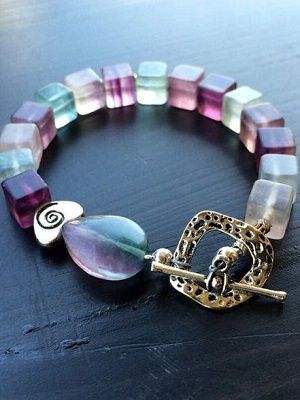 Браслеты с флюоритом: какие бывают, как выбрать и носить