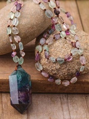 Ожерелья и бусы с флюоритом: как выбрать и носить