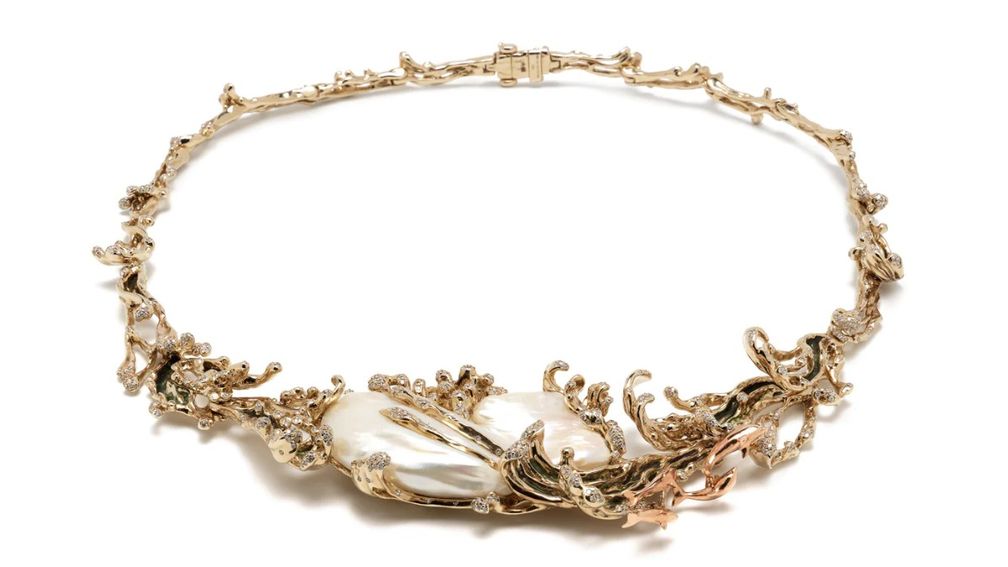 Колье Crashing Waves из белого и розового золота 18 карат с жемчугом южных морей в стиле барокко, оливково-зеленой эмалью и бриллиантами Колье Crashing Waves из белого и розового золота 18 карат с жемчугом южных морей в стиле барокко, оливково-зеленой эмалью и бриллиантами