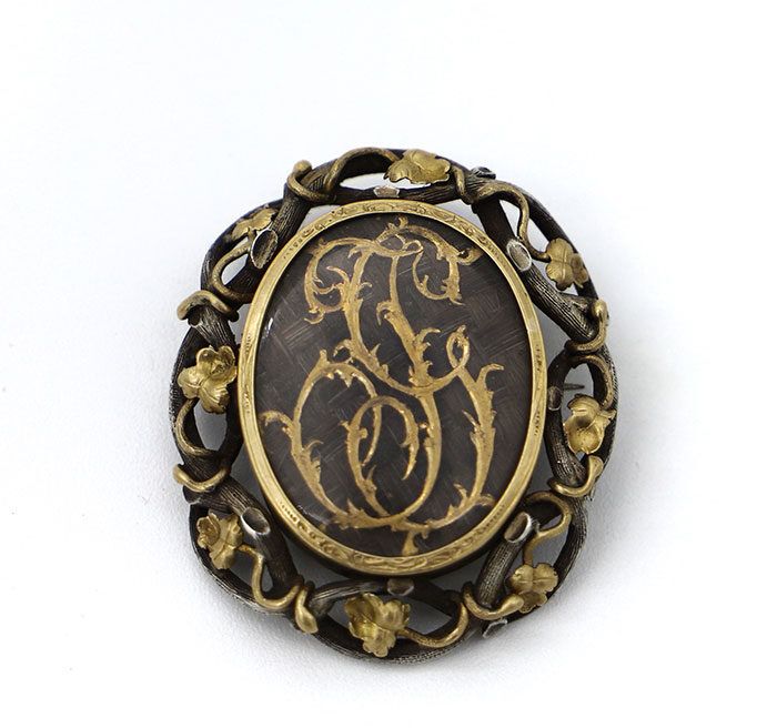 Траурная брошь из серебра, золота и волос, 1860 г., коллекция Вевер 