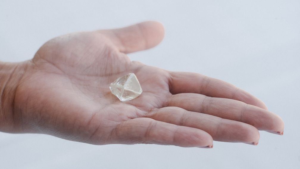 De Beers снижает цены на фоне продолжающегося слабого спроса