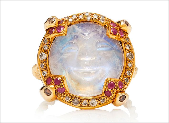 Кольцо от Sylvie Corbelin из желтого золота, серебра, бриллиантов, рубинов и лунного камня с резьбой