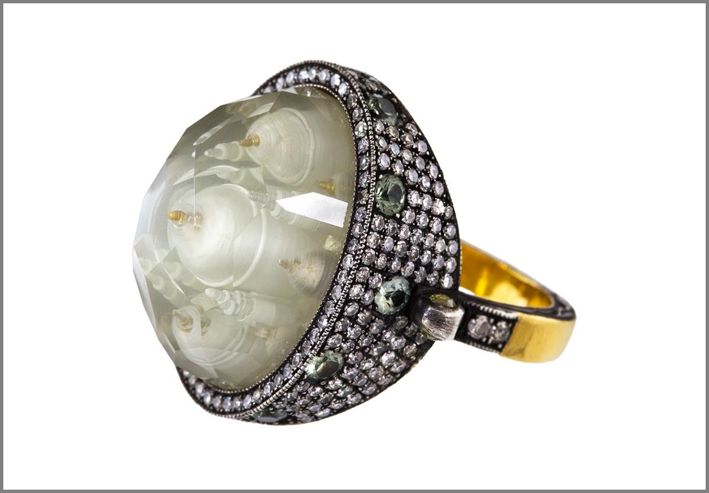 Кольцо из золота с лунным камнем и бриллиантами