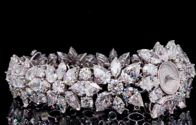 Часы из комплекта Diamond Wreath от Harry Winston Набор от Harry Winston с бриллиантами общим весом 255,77 карата выставлен на аукцион