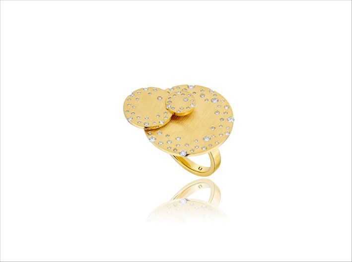 Кольцо из желтого золота с бриллиантами Кольцо из желтого золота с бриллиантами