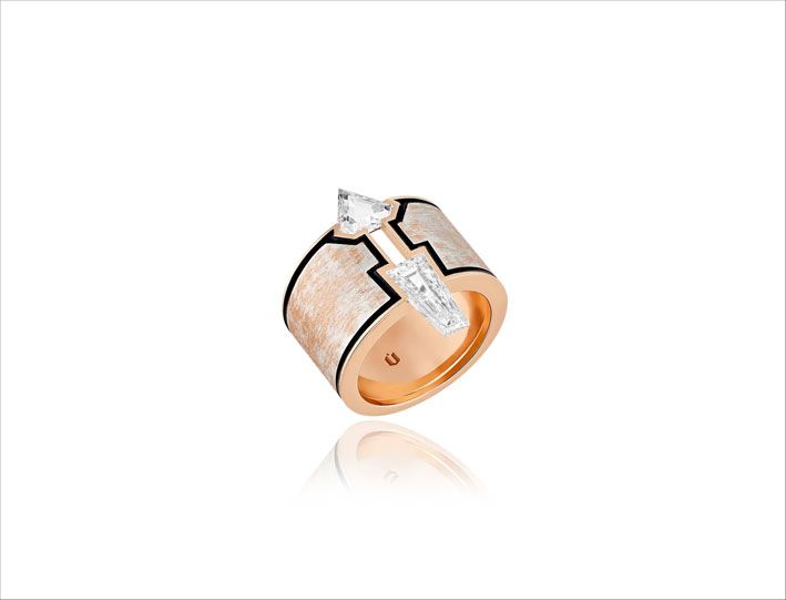 Кольцо из розового золота с бриллиантами и эмалью Кольцо из розового золота с бриллиантами и эмалью