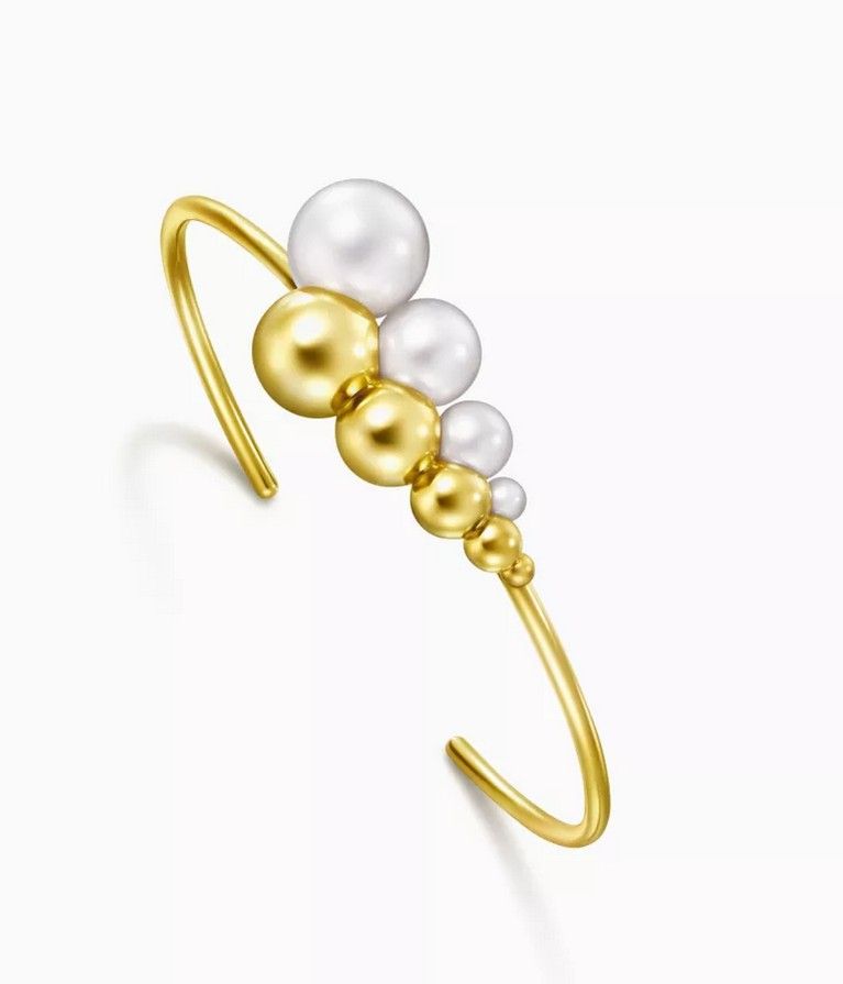 Украшения из коллекции Reflected. Ряды жемчуга и золотые сферы расположены рядом, создавая красивые формы, напоминающие скульптуры Украшения из коллекции Reflected. Ряды жемчуга и золотые сферы расположены рядом, создавая красивые формы, напоминающие скульптуры