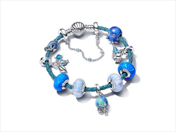 Голубой кожаный браслет с подвесками Голубой кожаный браслет с подвесками