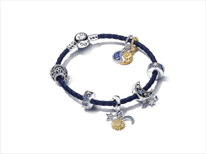 Синий кожаный браслет с подвесками Синий кожаный браслет с подвесками