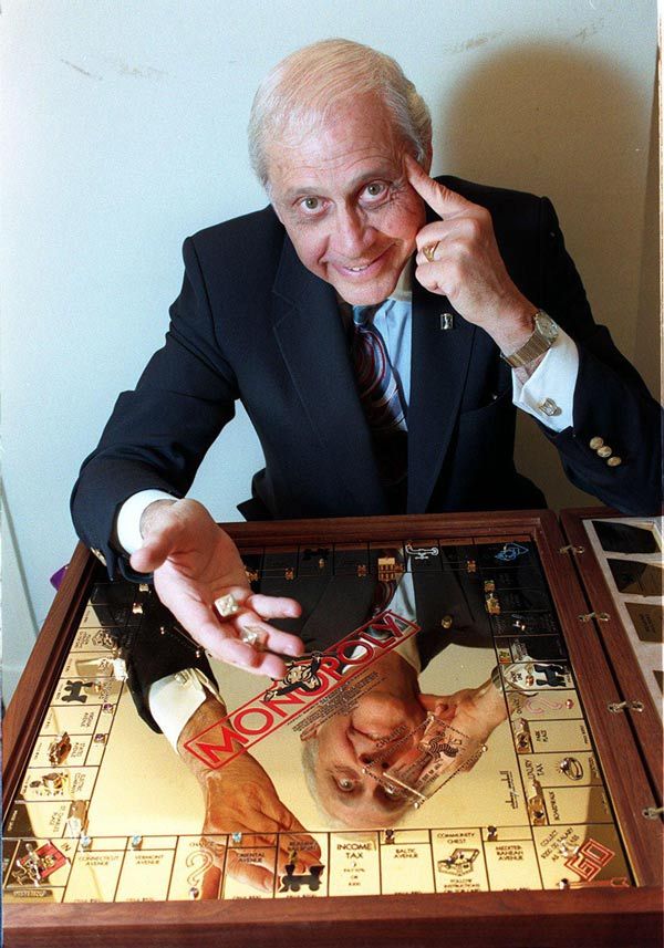 Сидни Мобелл со своей игрой «Монополия» Сидни Мобелл со своей игрой «Монополия»