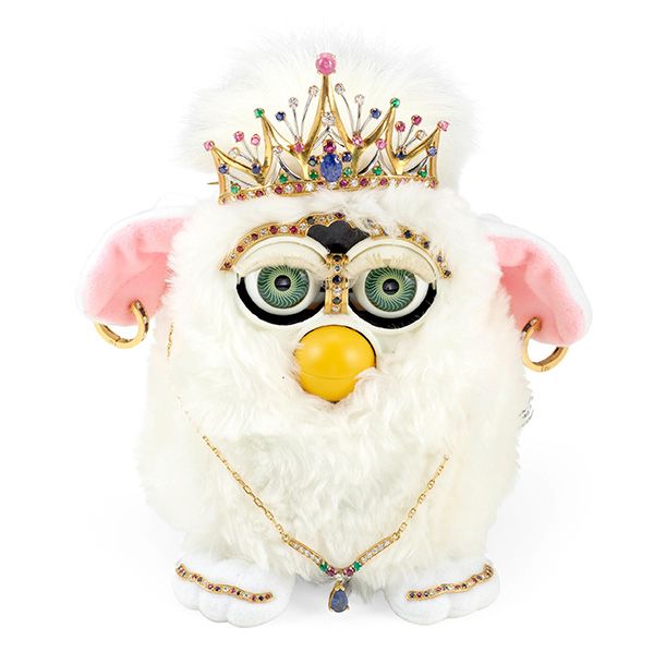 Только Мобелл мог украсить куклу Furby золотом и драгоценными камнями Только Мобелл мог украсить куклу Furby золотом и драгоценными камнями