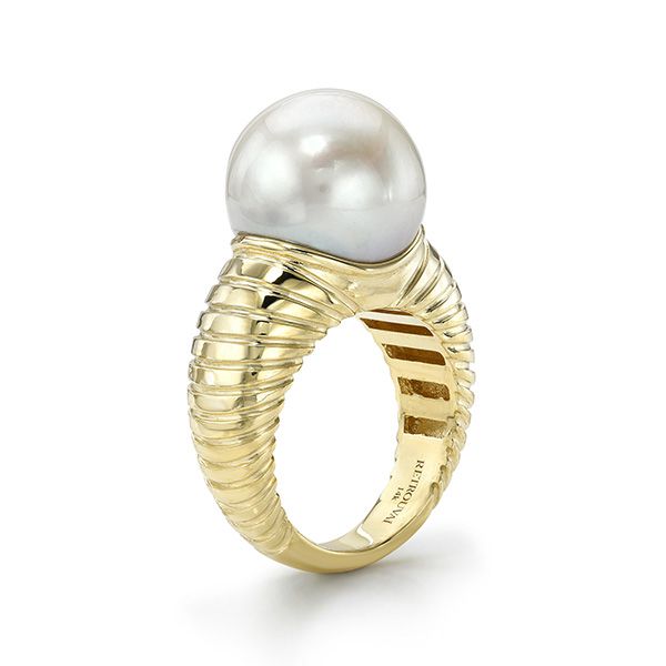 Кольцо Modern Love от Retrouvaí из желтого золота 14 карат с жемчугом