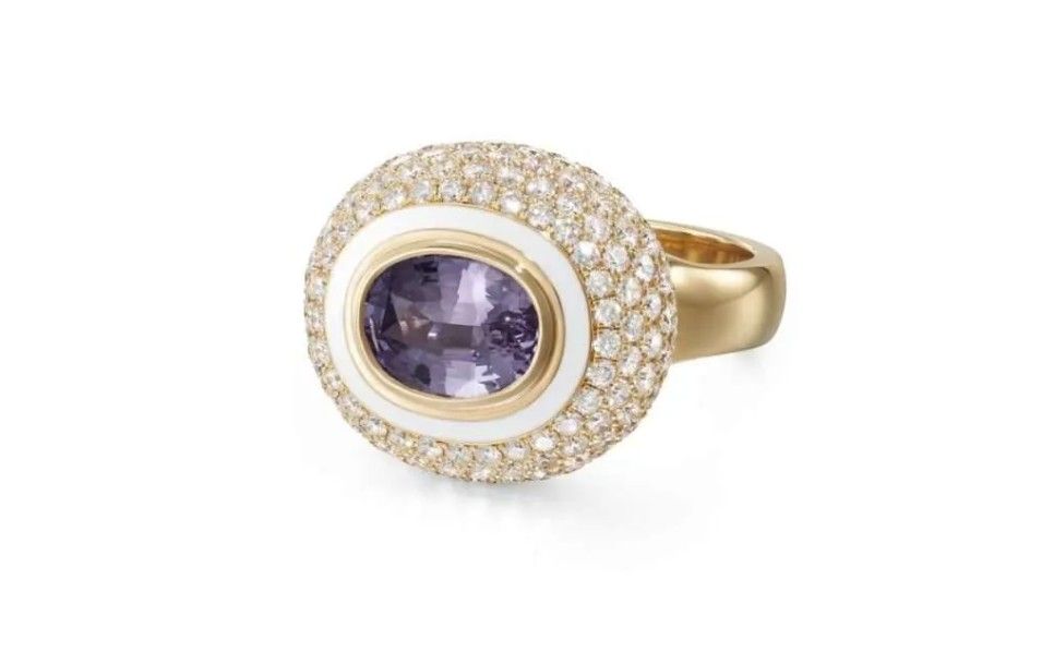 Новые изделия Мелиссы Кэй напоминают о любви дизайнера к ромбовидным и эллиптическим силуэтам Новые изделия Мелиссы Кэй напоминают о любви дизайнера к ромбовидным и эллиптическим силуэтам