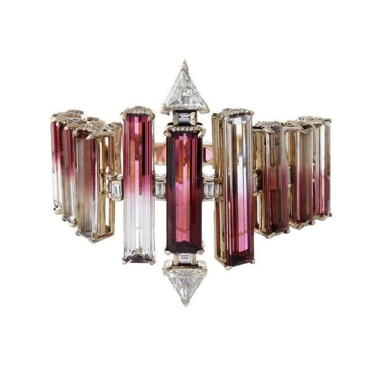 Проект рудника Крузейро и JULLS Brasil на выставке Couture 2023 включает в себя эффектную манжету с турмалинами от Ричарда Фисмана Проект рудника Крузейро и JULLS Brasil на выставке Couture 2023 включает в себя эффектную манжету с турмалинами от Ричарда Фисмана