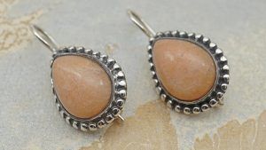 Серьги с персиковым авантюрином: какие бывают, как выбрать и носить