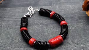 Браслеты с черными кораллами: какие бывают, как выбрать и носить