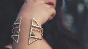 Браслеты-каффы: как выглядят и как носить их стильно Браслеты-каффы: как выглядят и как носить их стильно