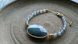 Браслеты с лабрадоритом: особенности, как выбрать и носить