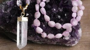 Колье и ожерелья с кунцитом: какие бывают, как выбрать и носить Колье и ожерелья с кунцитом: какие бывают, как выбрать и носить