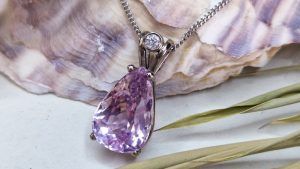Подвески с кунцитом: какие бывают, как выбрать и носить Подвески с кунцитом: какие бывают, как выбрать и носить