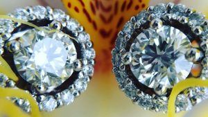 Золотые серьги с бриллиантами: как выбрать и правильно носить