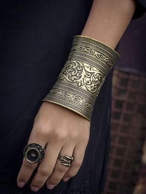 Браслеты-каффы: как выглядят и как носить их стильно