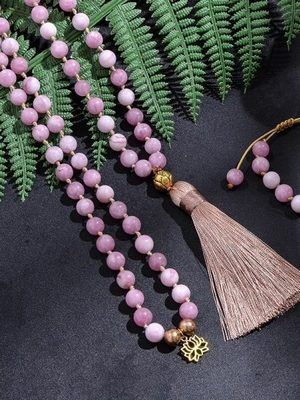 Колье и ожерелья с кунцитом