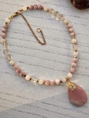 Колье и ожерелья с кунцитом