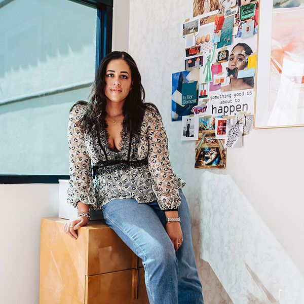 Акайла Джонсон изучала танцы и моду, но нашла свое призвание в ювелирном деле после посещения занятий GIA Акайла Джонсон изучала танцы и моду, но нашла свое призвание в ювелирном деле после посещения занятий GIA