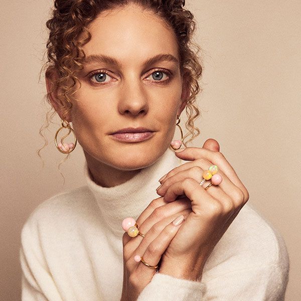 Звезда коллекции Planet Pink — эфиопские опалы, придающие каждому изделию любимые розовые тона Джонсон, а также характерные «планетарные» формы Звезда коллекции Planet Pink — эфиопские опалы, придающие каждому изделию любимые розовые тона Джонсон, а также характерные «планетарные» формы