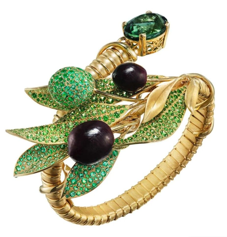 Браслет из желтого золота с зеленым турмалином, цаворитами и изумрудами Браслет из желтого золота с зеленым турмалином, цаворитами и изумрудами