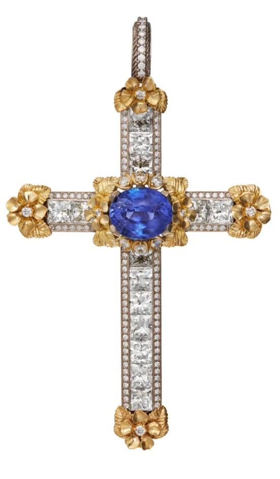 Коллекция пересматривает многие уже знакомые мотивы Dolce & Gabbana, такие как распятия Коллекция пересматривает многие уже знакомые мотивы Dolce & Gabbana, такие как распятия