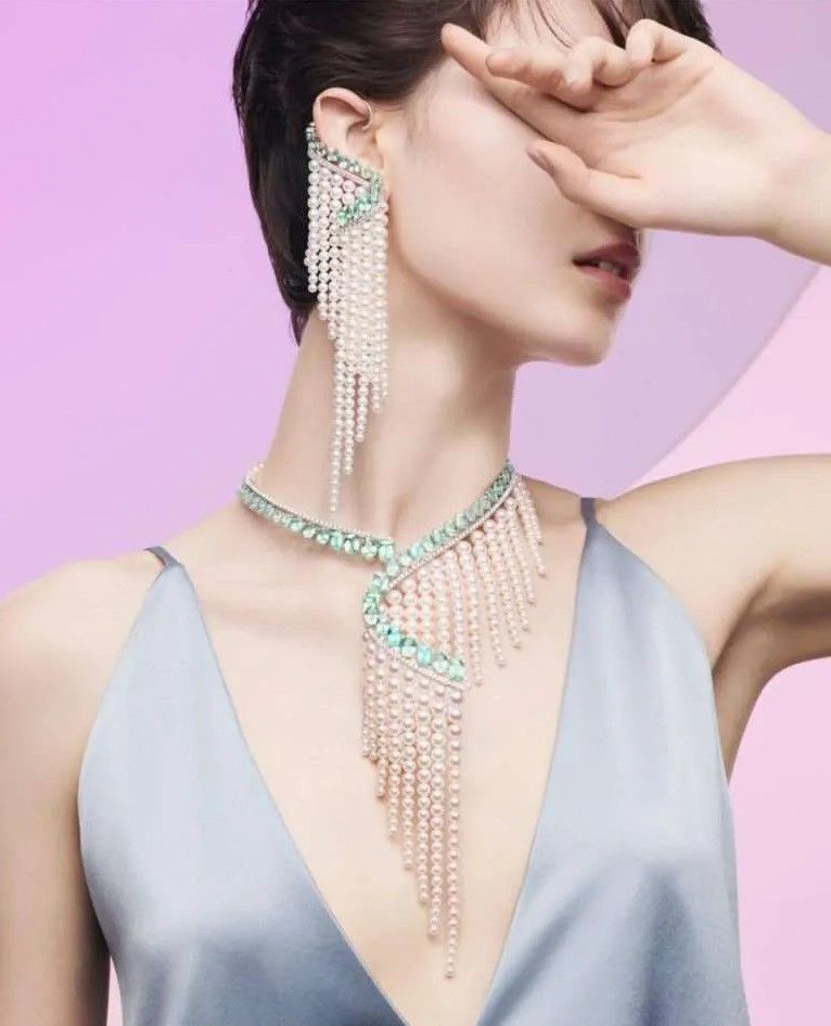 Многослойные жемчужины акойя набора Cascade создают ощущение глубины и иллюзию бегущей воды Многослойные жемчужины акойя набора Cascade создают ощущение глубины и иллюзию бегущей воды