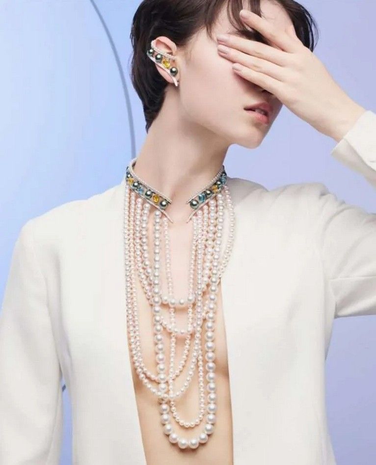 Ожерелье Ocean Light состоит из длинных нитей белого жемчуга акойя и жемчуга южных морей — основных элементов дизайна Tasaki Ожерелье Ocean Light состоит из длинных нитей белого жемчуга акойя и жемчуга южных морей — основных элементов дизайна Tasaki